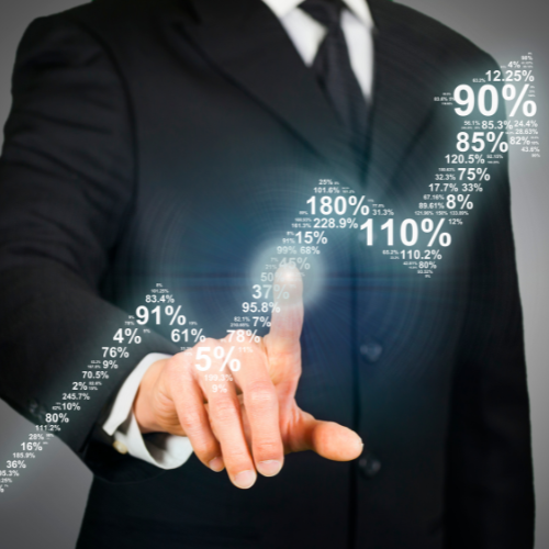 Equipo de ingeniería revisando normativas de calidad y flujos de procesos para la certificación ISO y mejora continua.