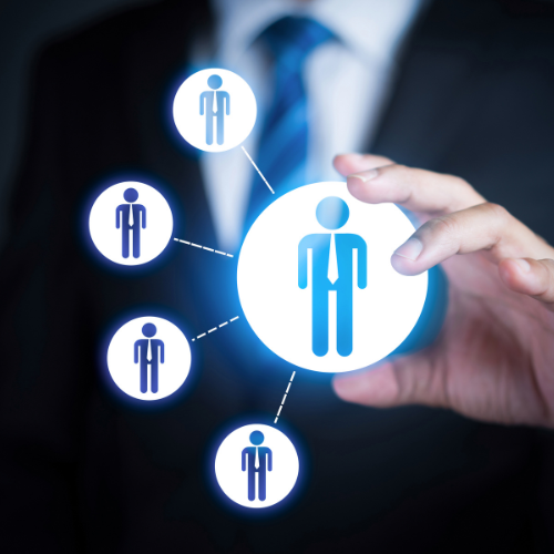 Líder facilitando una dinámica de equipo para potenciar la colaboración y el rendimiento operativo.