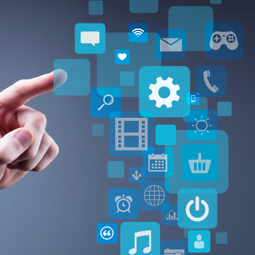 Consultores analizando un plan de transformación digital y adopción tecnológica para la mejora de la competitividad empresarial.