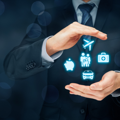 Composición gráfica de directivo protegiendo iconos de estrategia y negocio para el programa de Liderazgo Estratégico.