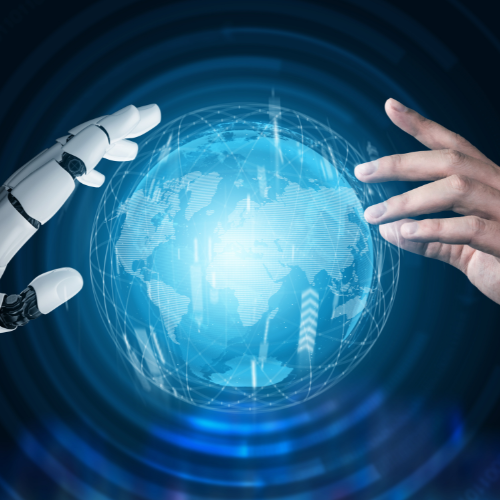 Ingeniero supervisando procesos de automatización industrial y sistemas conectados en una planta de producción avanzada.