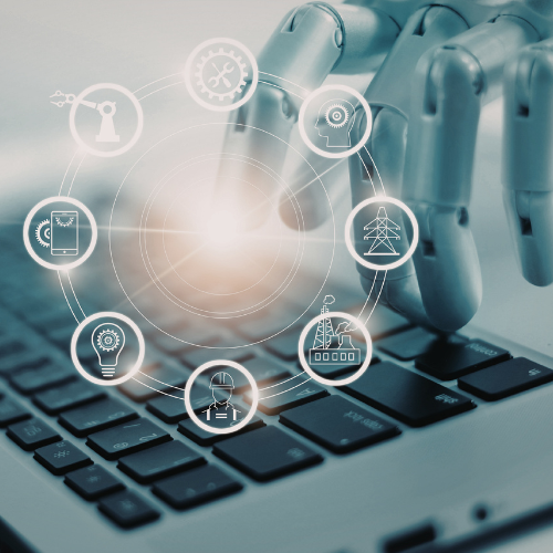 Brazo robótico sobre teclado de ordenador representando la automatización de tareas administrativas y técnicas para empresas.