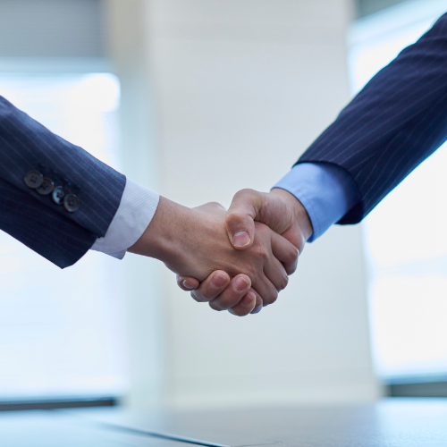 Equipo de marketing analizando métricas digitales y posicionamiento de marca en un entorno creativo.