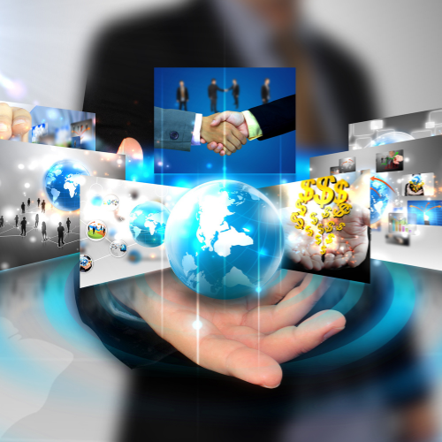 Ejecutivo sosteniendo un globo terráqueo digital con iconos de negocios para el área de Visión Global y Alineación Estratégica.