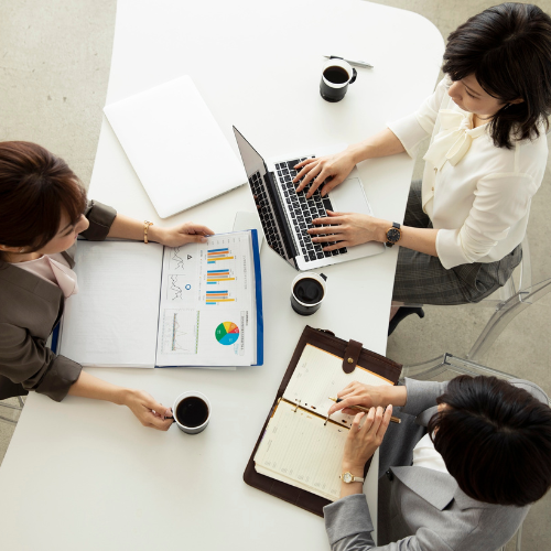 Gráfico de símbolos de género masculino y femenino en balanza para el área de Igualdad de género y diversidad.