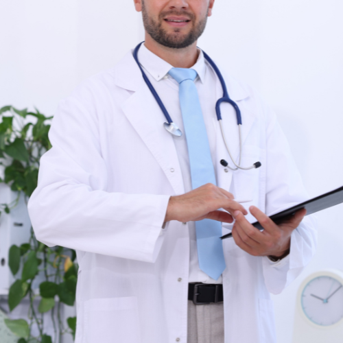 Médico con bata blanca consultando datos en una tablet para el programa de formación especializada en Salud.