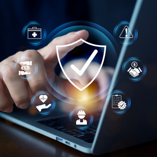 Escudo de verificación sobre una pantalla de portátil y mano operando para el curso de Especialización Tecnológica en Sistemas de Gestión.