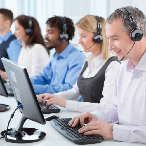 Personal de atención al cliente y ventas con auriculares trabajando en entorno de servicios comerciales.