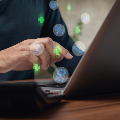 Persona trabajando en portátil con iconos flotantes de gestión de clientes para el curso de Cuentas y Clientes Estratégicos.