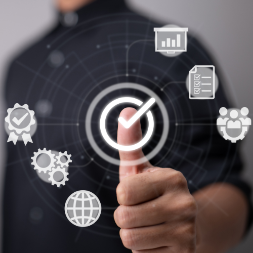 Primer plano de dedo confirmando un sello de verificación y excelencia para el programa de Políticas de Calidad y Mejora Continua.