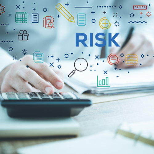 Trabajador industrial siguiendo protocolos de seguridad técnica y prevención de riesgos en altura.