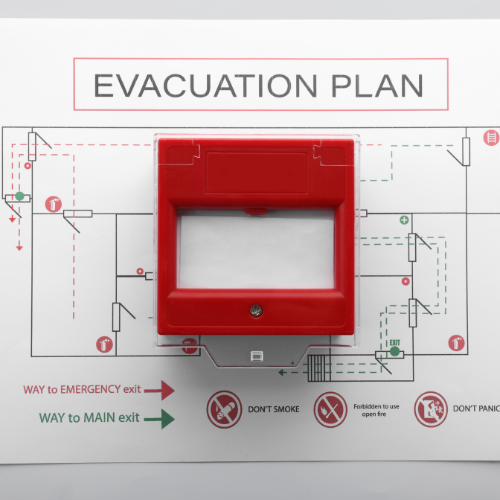 Formación práctica de primeros auxilios y uso de desfibrilador en entorno corporativo.