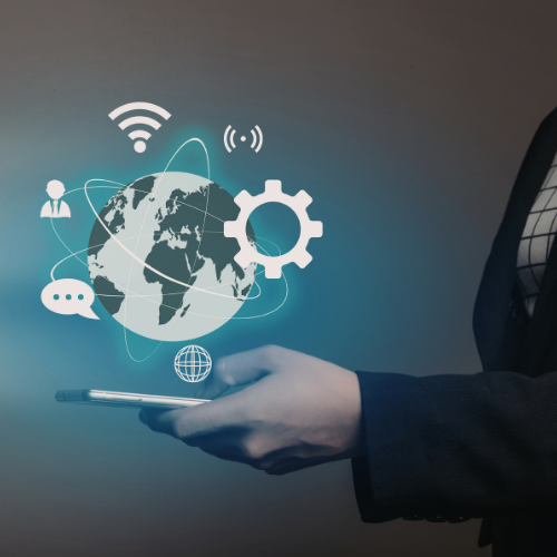 Persona utilizando smartphone con un globo terráqueo y engranajes digitales para el curso de Integración de Calidad y Medio Ambiente en procesos.
